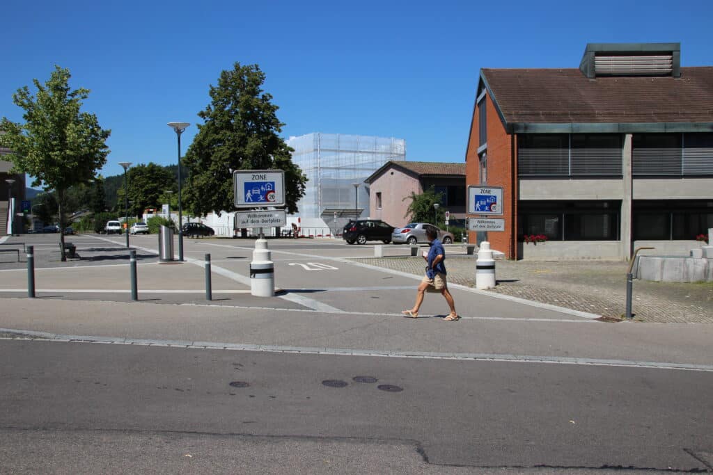 Eingangssituation von Süden (Neue Dorfstrasse)