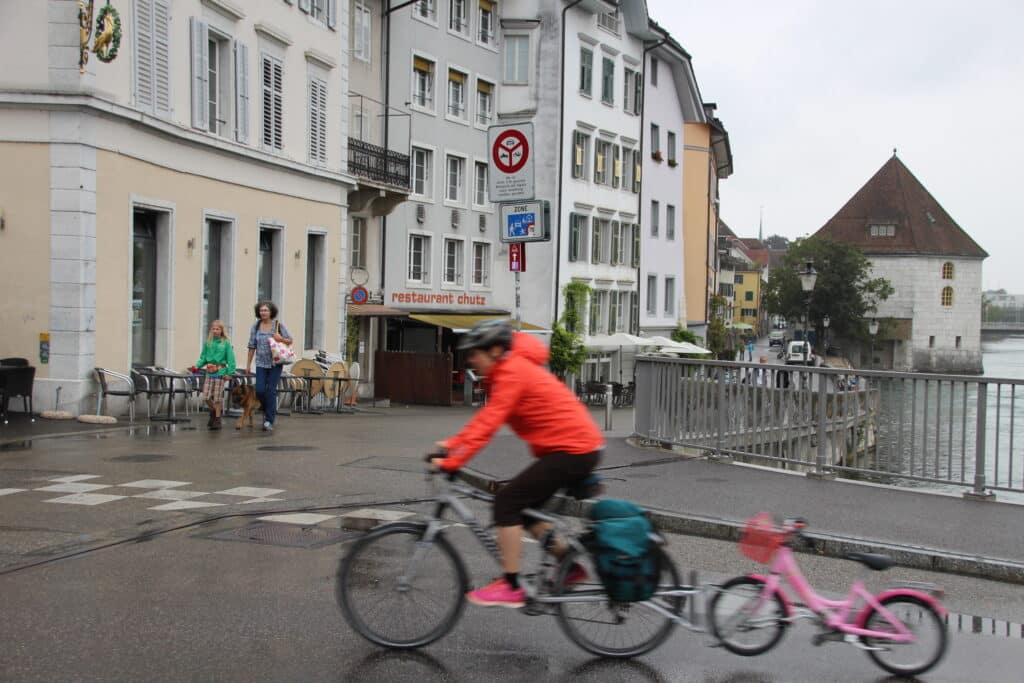 Eingangssituation mit Velofahrerin