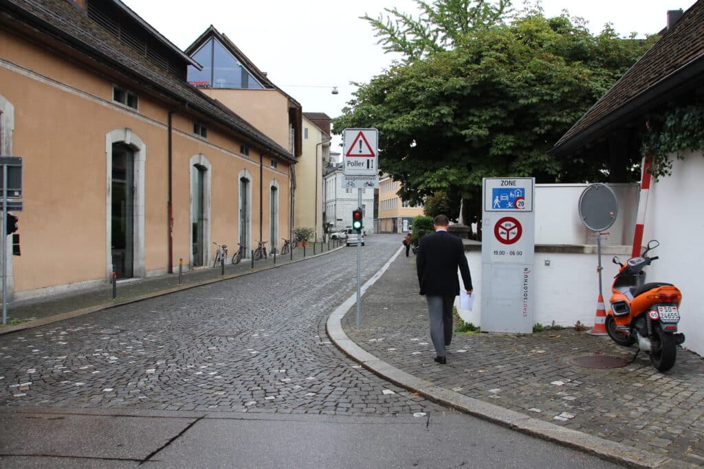 Eingangssituation mit absenkbarem Poller