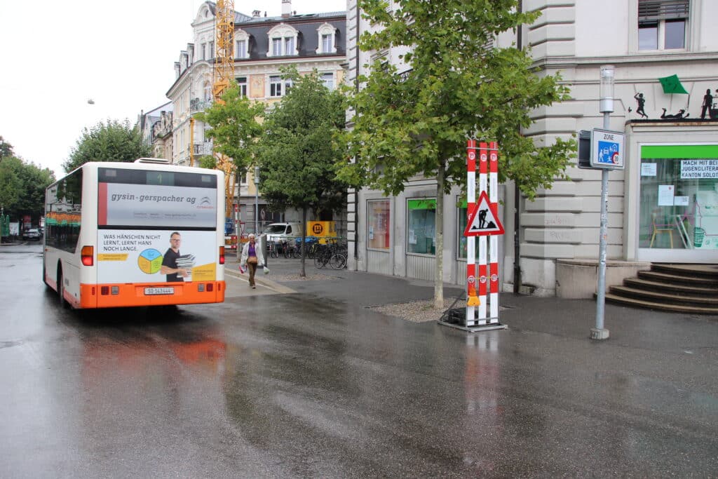 Eingangssituation mit Busverkehr