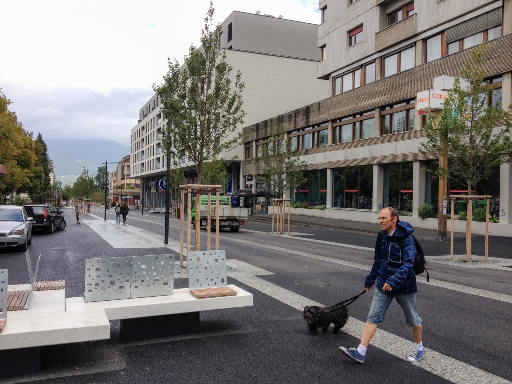 Espace public à l'angle avec la rue du Midi et l'Avenue du Crochetan (source : Mobilité piétonne Suisse, 2015)