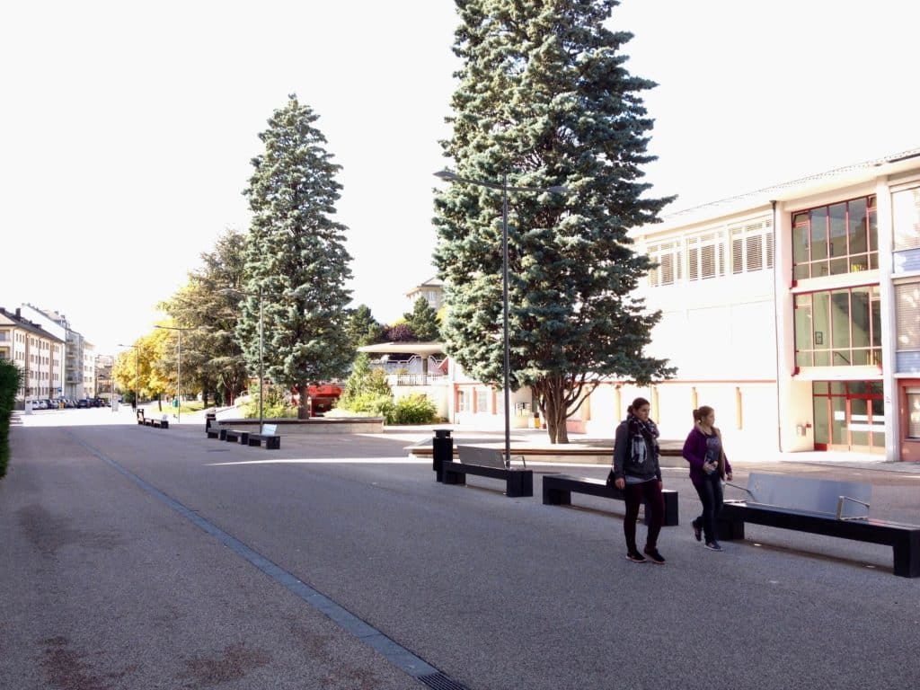 La zone de rencontre est située devant un établissement scolaire (Mobilité piétonne Suisse 2016)