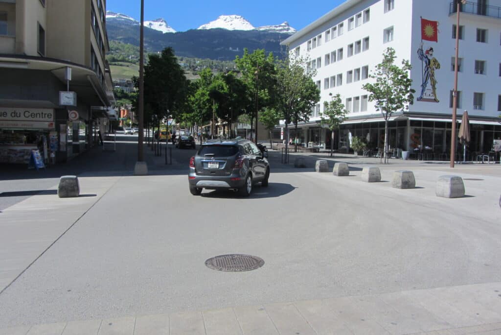 Eingangssituation mit versenkbarem Poller