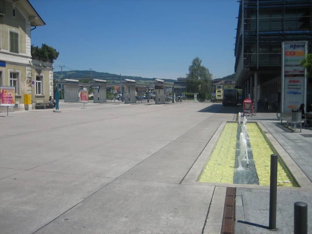 Grosszügiger Bahnhofplatz mit Platz für alle Nutzer. Bild: Gmd. Baar