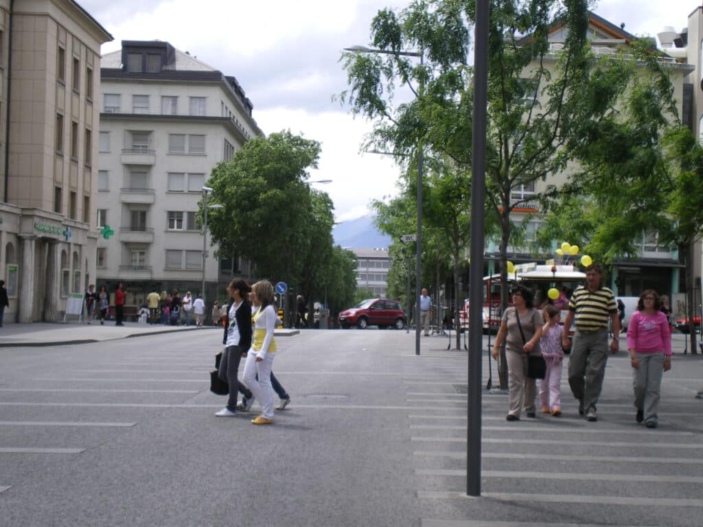 Les piétons se déplacent librement dans la zone de rencontre de la Place du Midi à Sion. (Source: bfluid)
