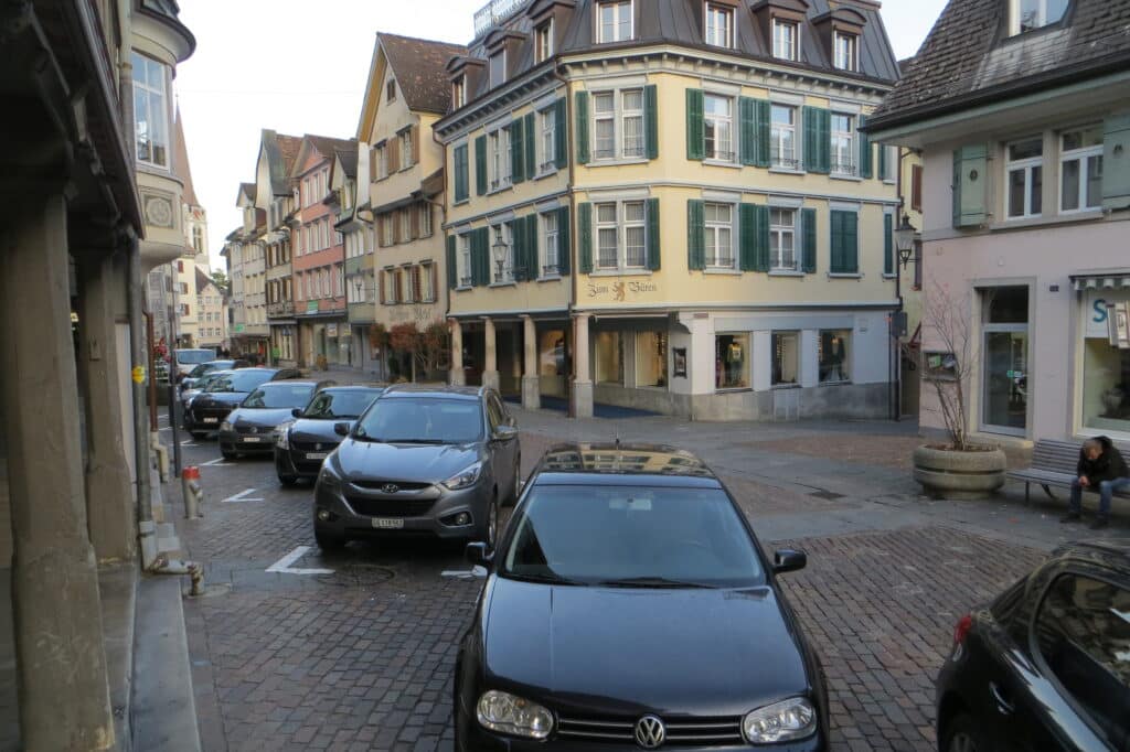 Parkierte Autos prägen die Altstadt stellenweise leider sehr