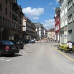 Avant les travaux, le lien entre la Place du marché et la Place ddu Corbusier était une route standard.