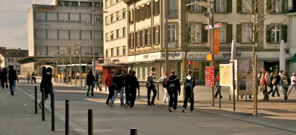Les écoliers qui rejoignent Delémont en train ou en bus travsersent la zone de rencontre. Source: Rue de l'Avenir