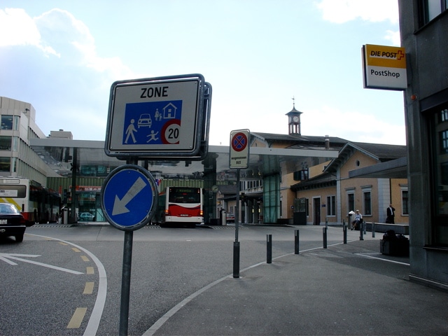 Blick auf die Begegnungszone vor dem Bahnhof mit Bushaltestelle.